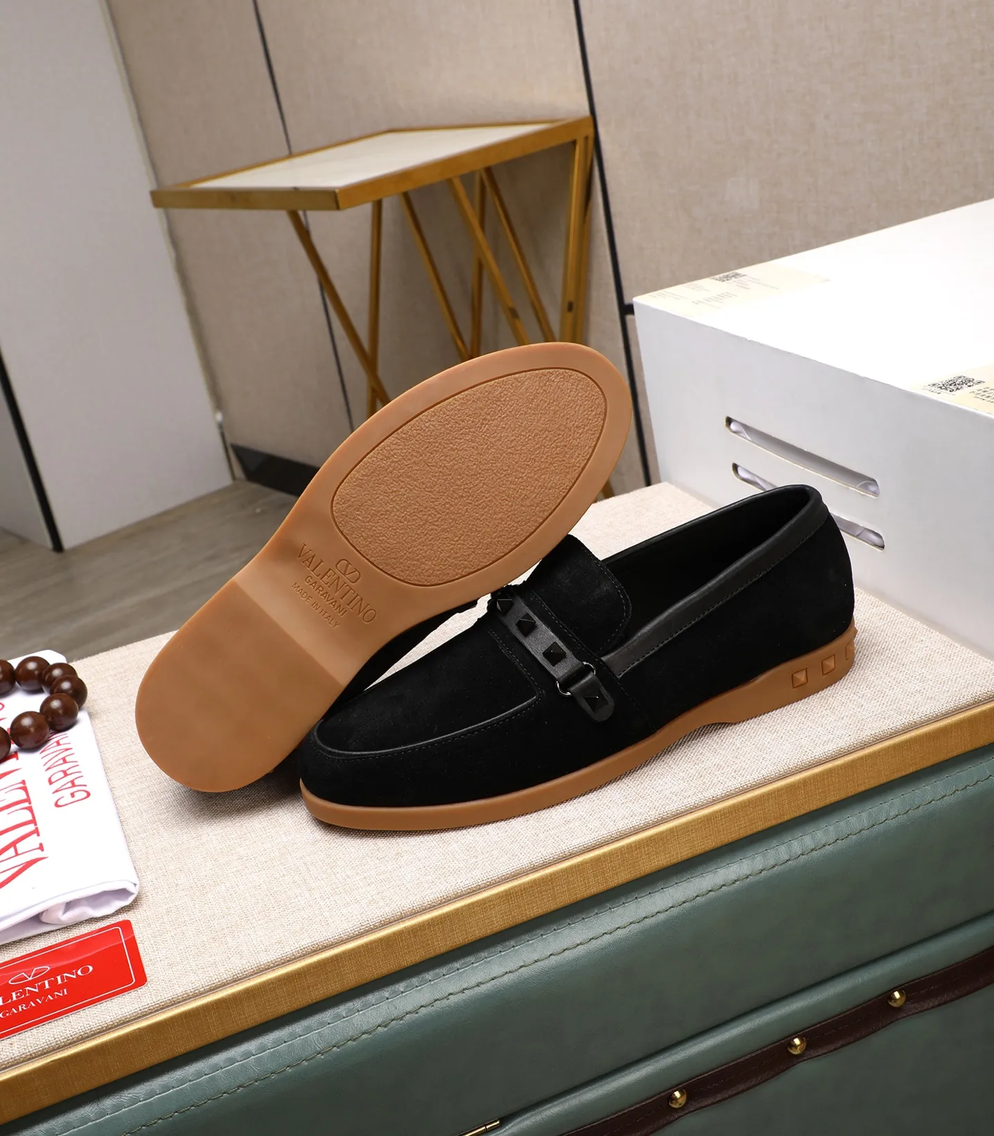Men's shoes 💰520 [Valentino-Valentino] High-quality boutique men's shoes. The same style as the celebrities, original and authentic.✅ Made of imported cowhide + original apricot cowhide lining. The French luxury model is priced at 14,080 Swiss francs. It is also a Paris Fashion Week catwalk model. A brand can be deeply rooted in your heart, and a pair of shoes can make you linger. What you wear is not only noble, but also an aura. 👻Standard 38-45